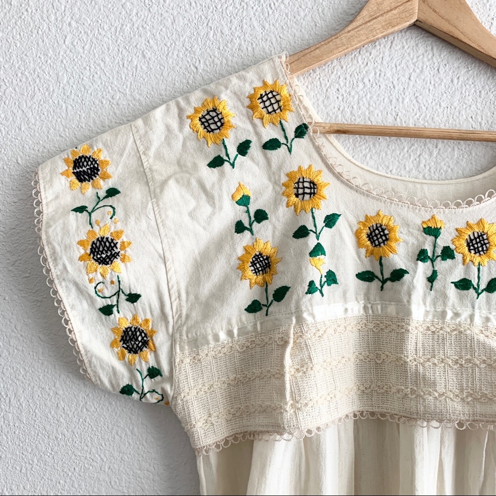 Darling Vintage Summer Embroidered Dress - Picture 2 of 4